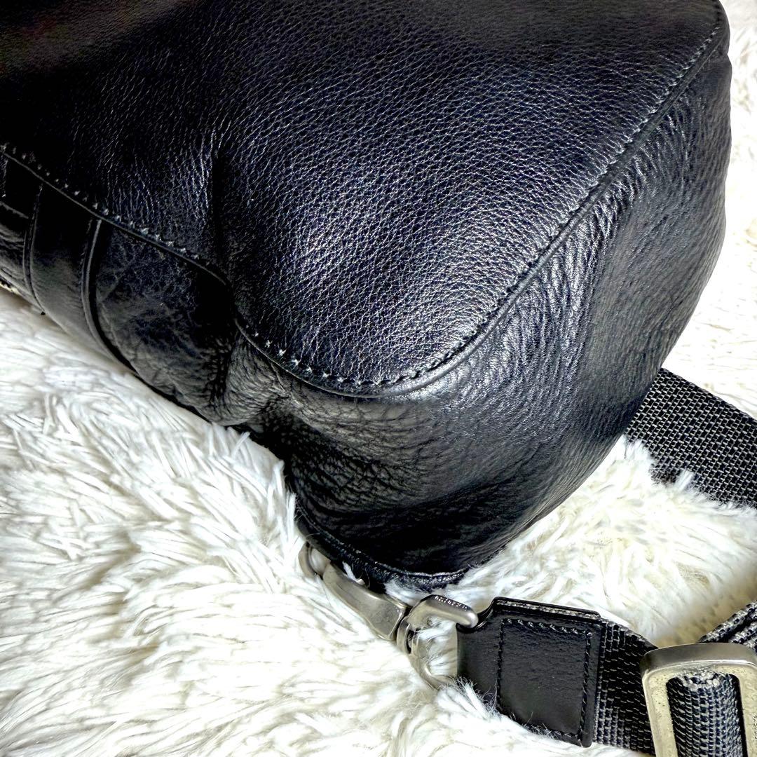 美品 アニアリ ダブルファスナー ボディバッグ 迷彩 レザー ブラック 黒