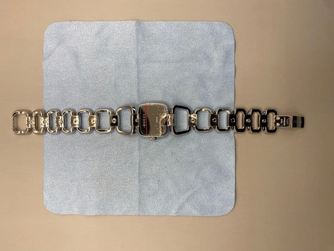 [美品]GUCCI シルバー スクエアフェイス腕時計125.5 YA125502