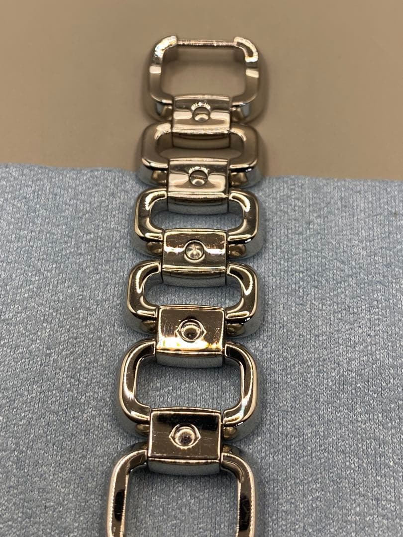 [美品]GUCCI シルバー スクエアフェイス腕時計125.5 YA125502