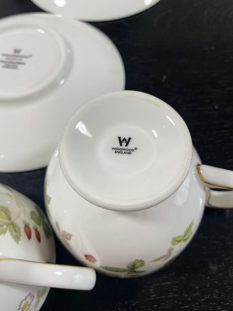 ウェッジウッド ワイルドストロベリーカップソーサープレート＆3段ケーキスタンド付