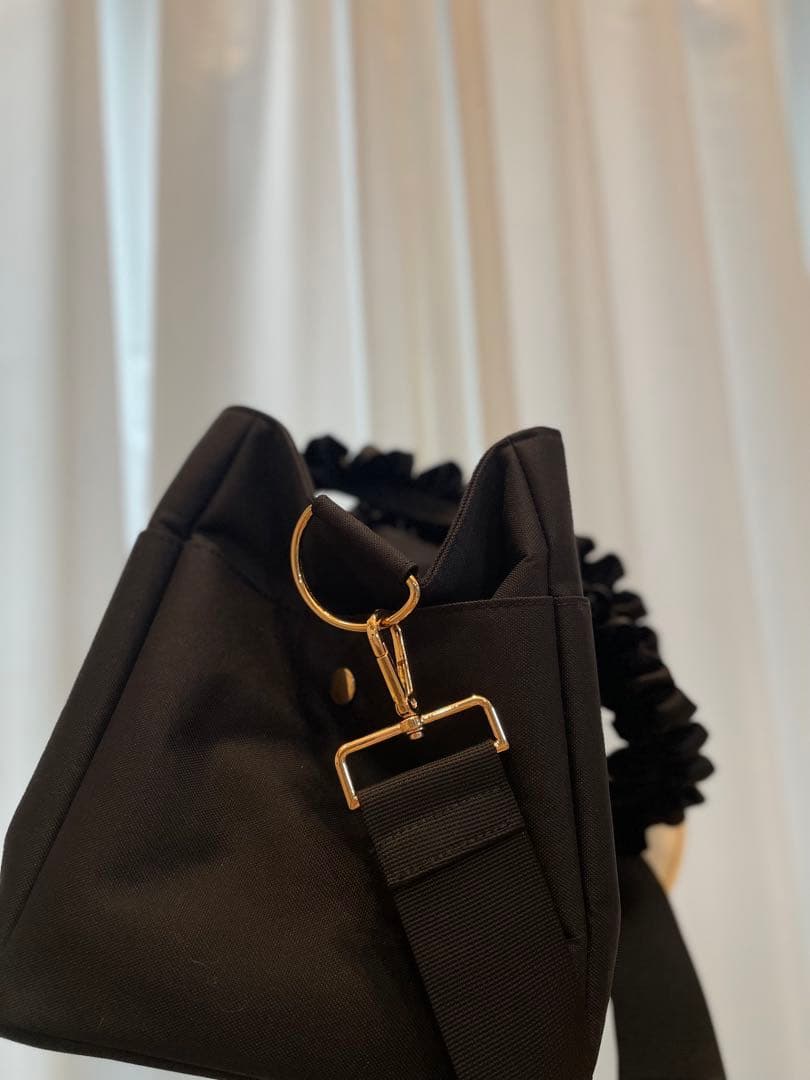 gotpiva フリル付きブラックキャリーバッグ