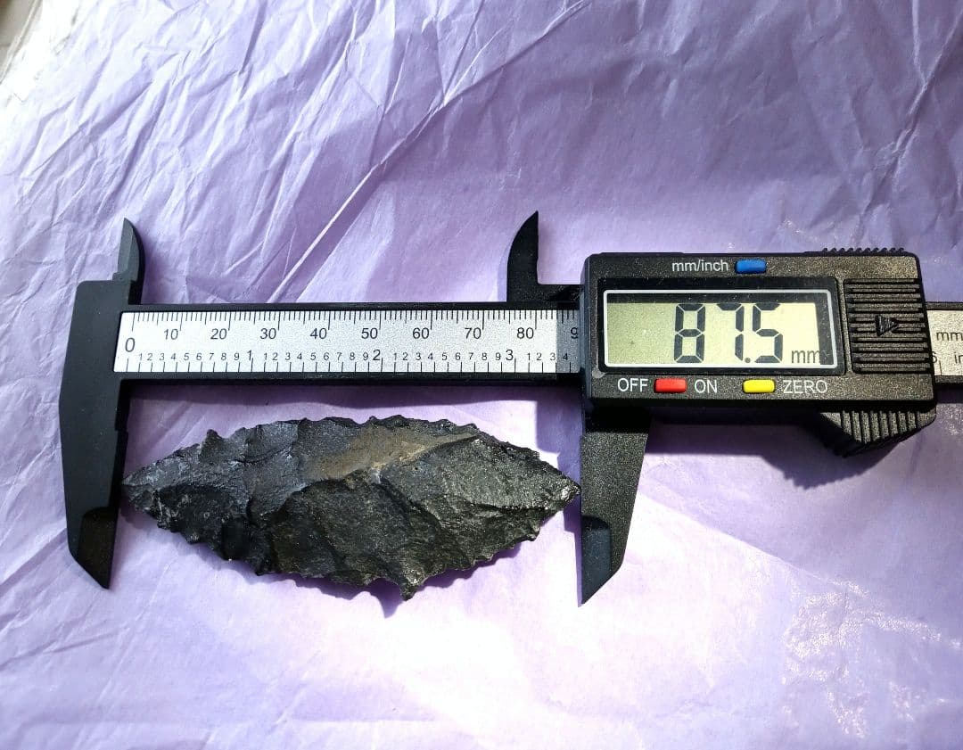 原始人 尖頭器 a ポイント 石器 槍 サヌカイト　模写