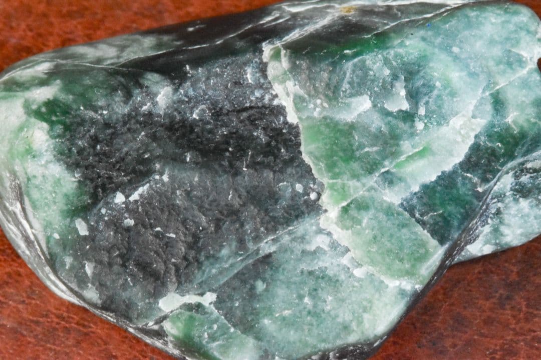 糸魚川 金山谷系 最上級緑色翡翠原石