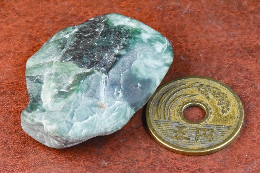 糸魚川 金山谷系 最上級緑色翡翠原石