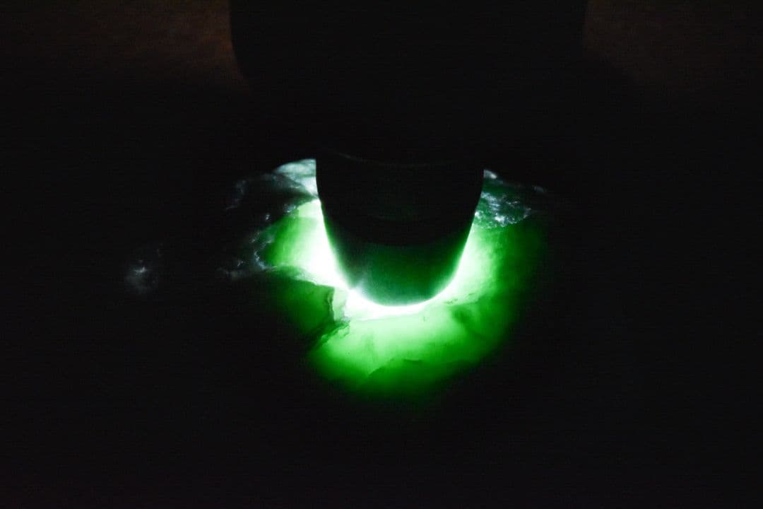 糸魚川 金山谷系 最上級緑色翡翠原石