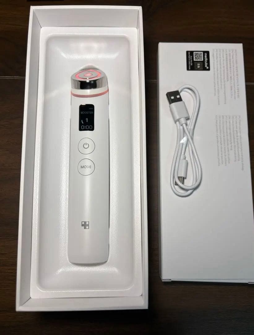 メディキューブ　美顔器　AGE-R ブースタープロ　ホワイト