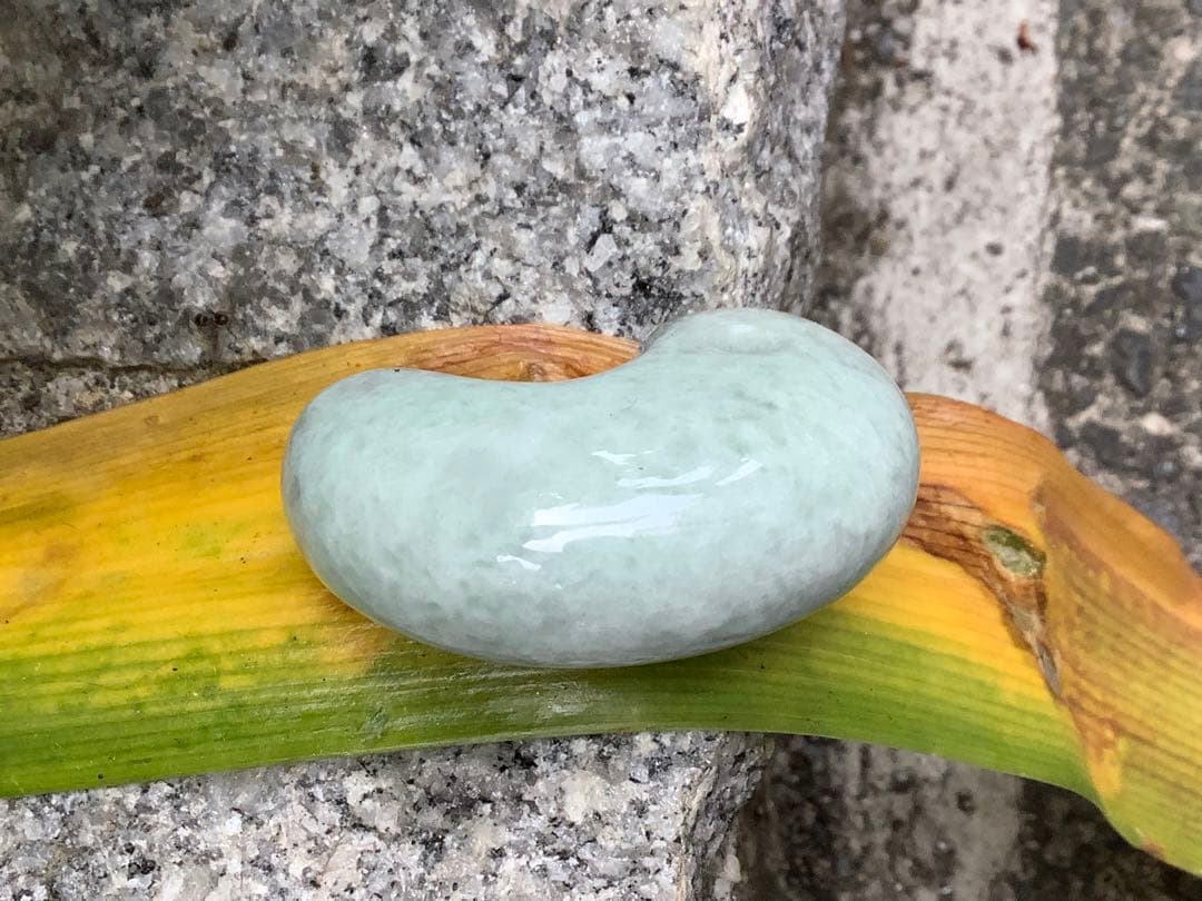 激安卸し値段で‼️15万円確実します‼️ 糸魚川翡翠ジェダイト本物　鑑別書付極上物‼️