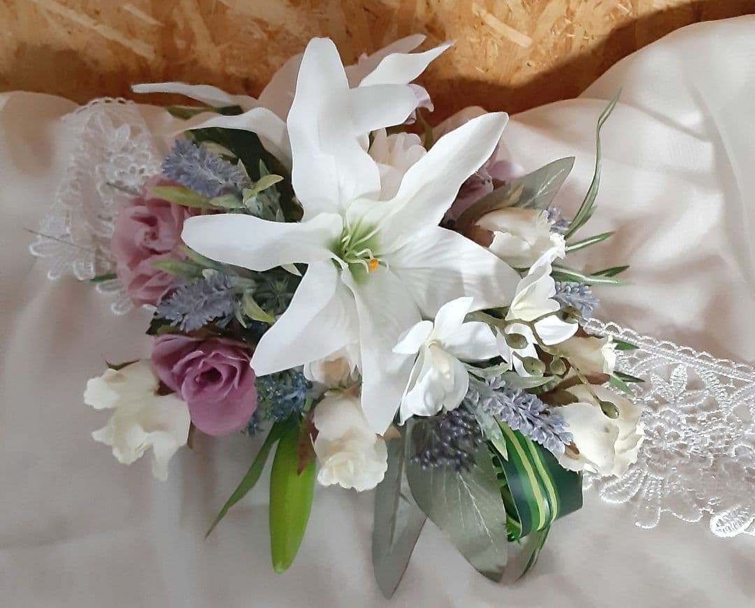 カサブランカとバラのクラッチブーケ