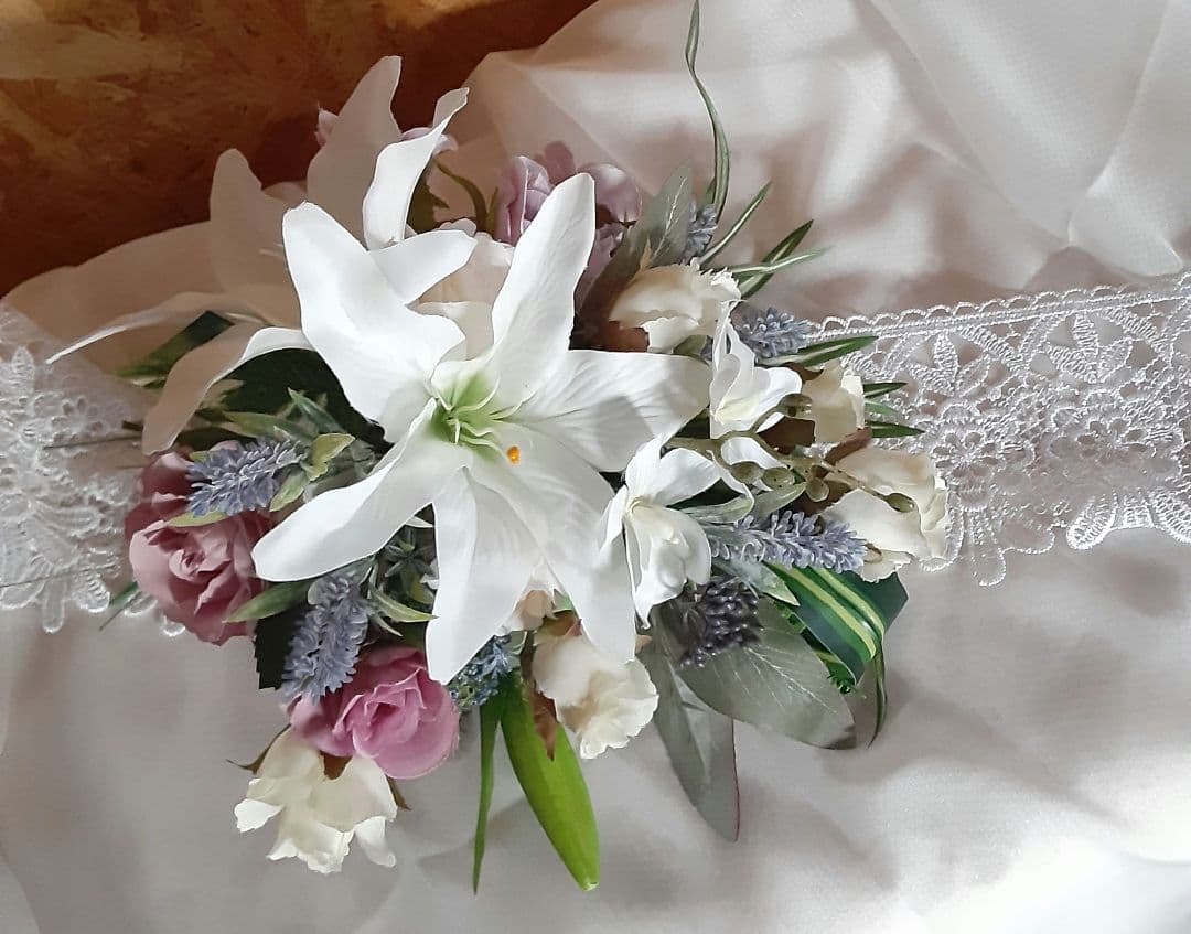 カサブランカとバラのクラッチブーケ