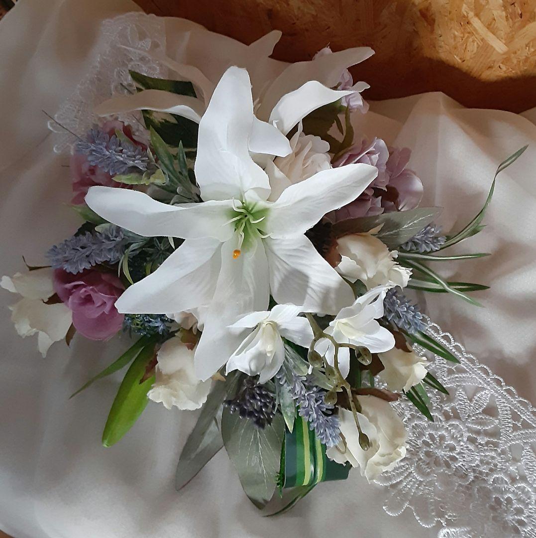 カサブランカとバラのクラッチブーケ