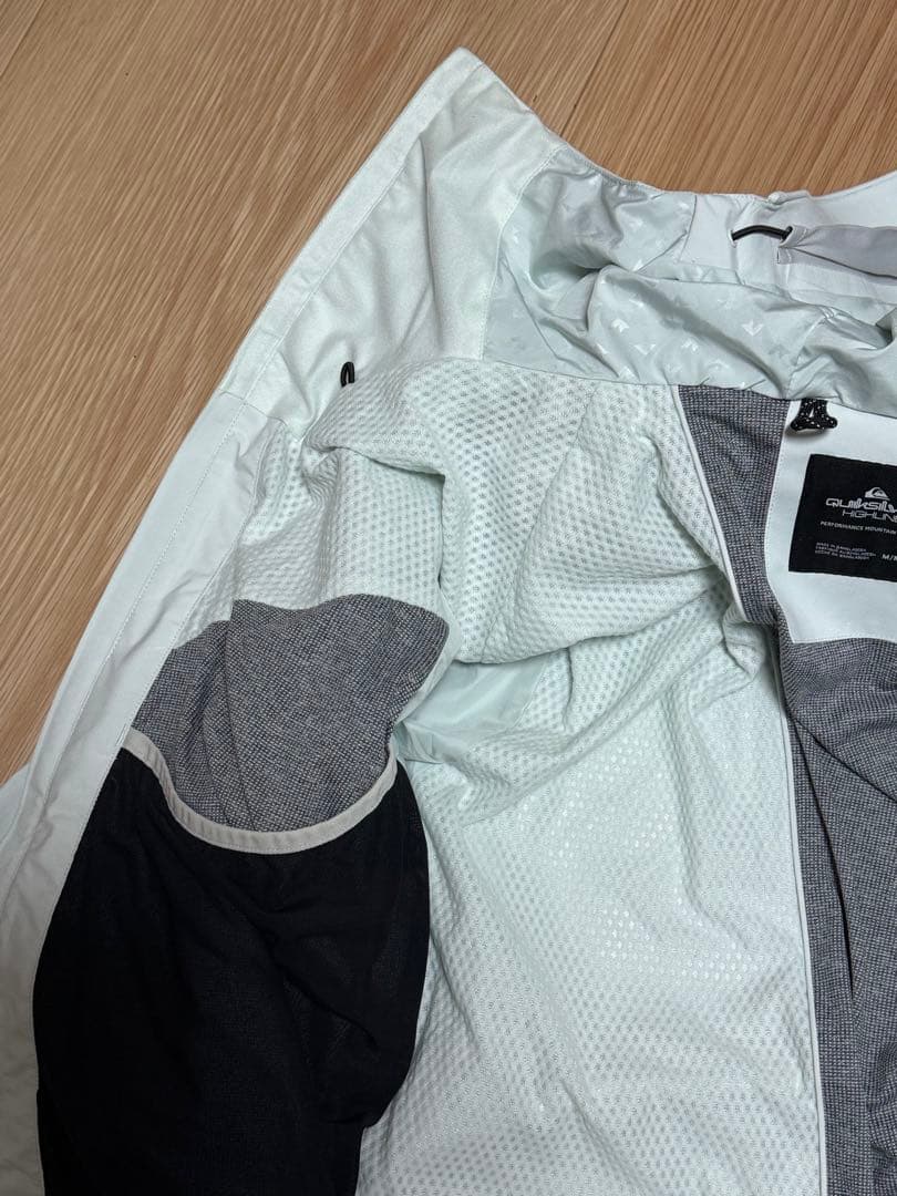 クイックシルバー　スノーボードウェア　ほぼ新品　M アウター　ジャケット