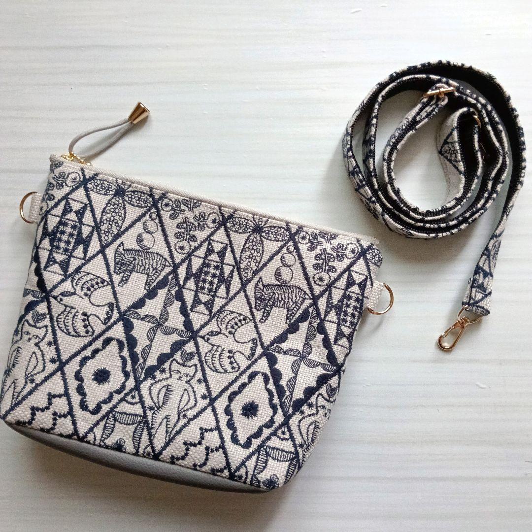 ミナペルホネン　ショルダーバッグポシェット　シンフォニー　ライトグレー　猫さん