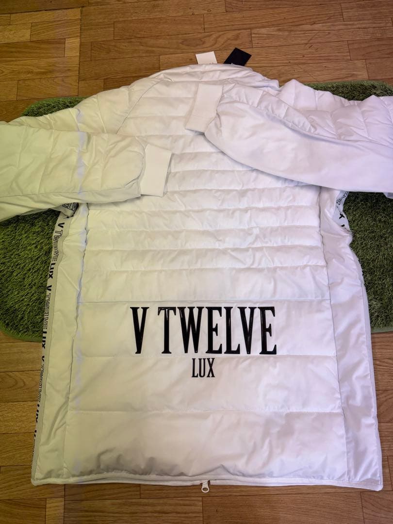 新品未使用正規品【V12/sizeXL】軽量中綿アウター　ストレッチタフタダウン