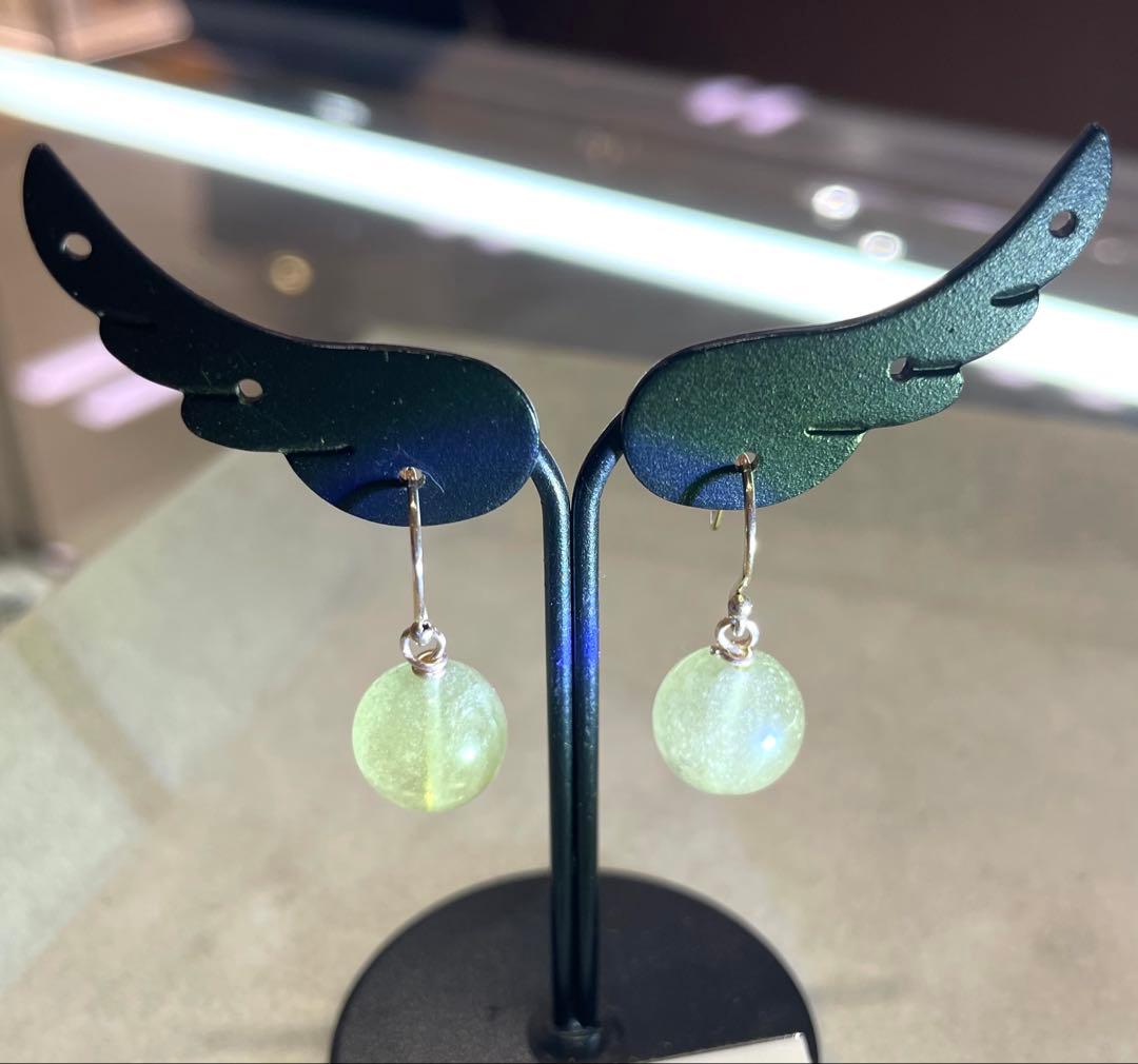 K18ピアス　リビアングラス