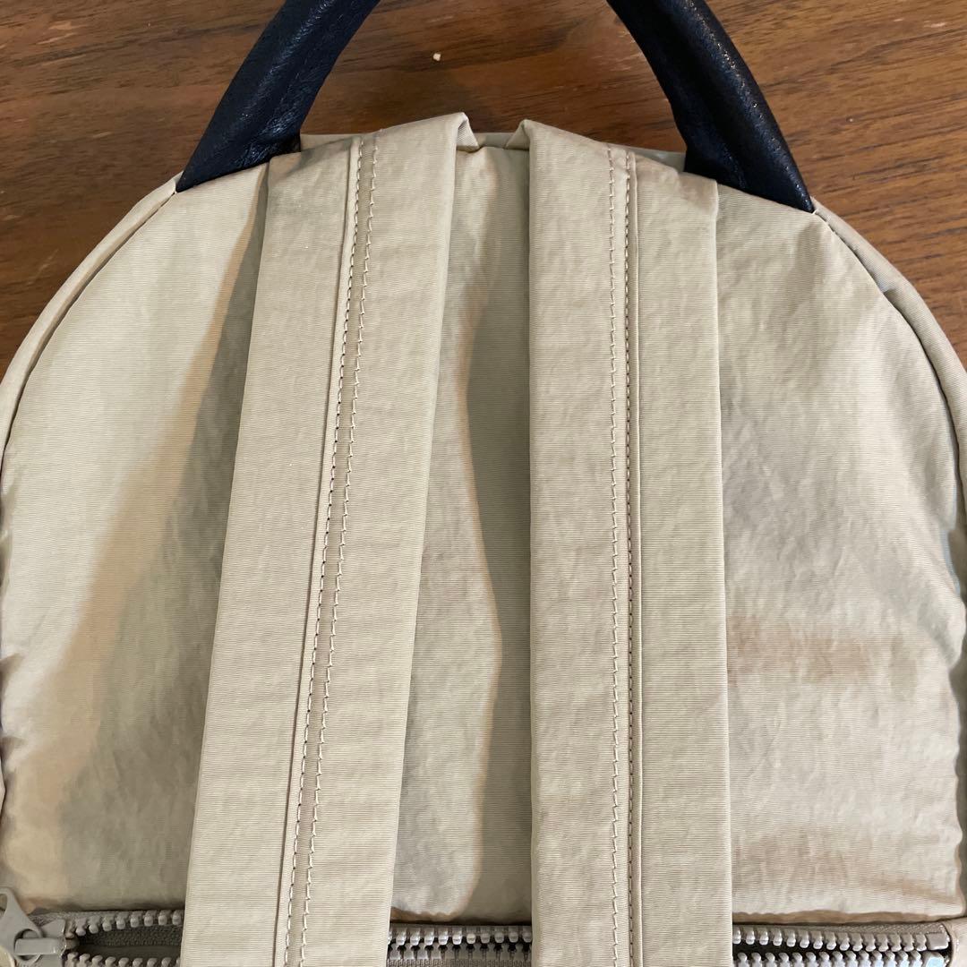 美品　ニジュウカノウ　ライトナイロンリュックS ライトベージュ