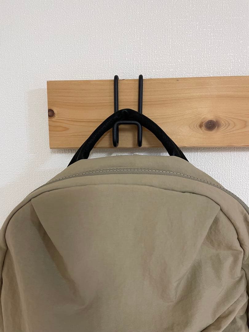 美品　ニジュウカノウ　ライトナイロンリュックS ライトベージュ