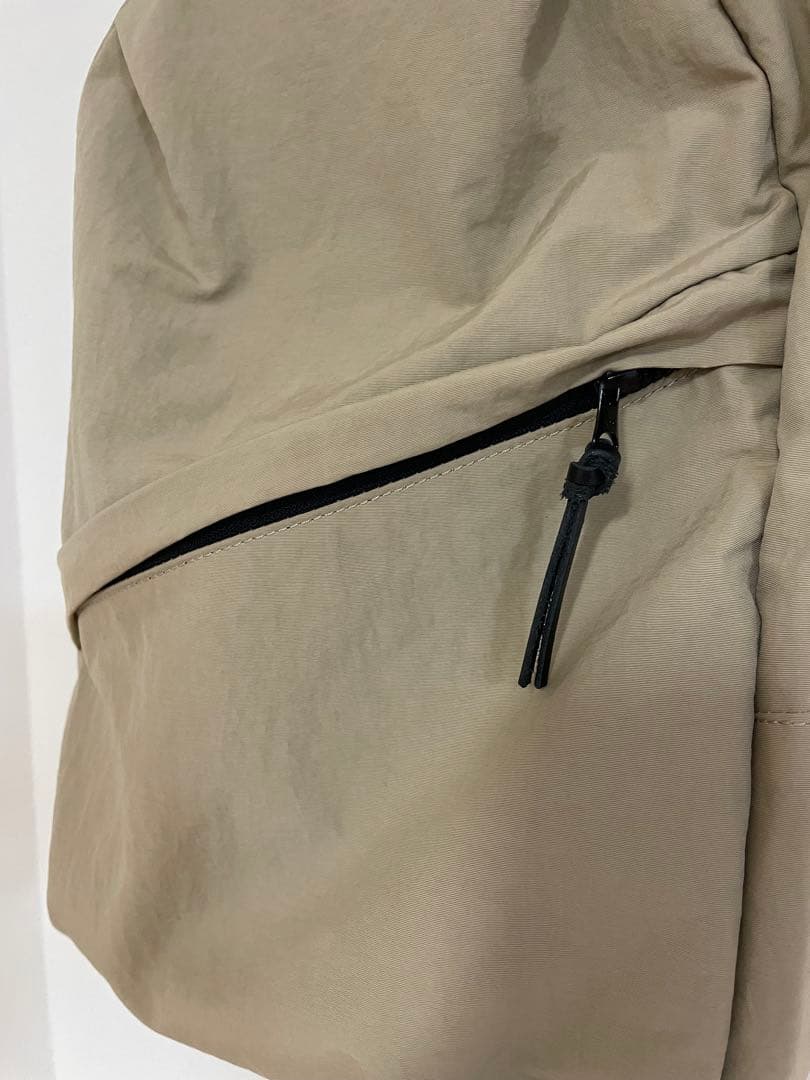 美品　ニジュウカノウ　ライトナイロンリュックS ライトベージュ