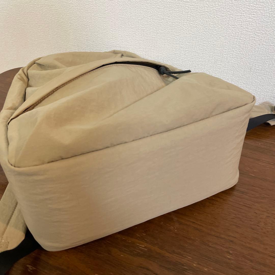 美品　ニジュウカノウ　ライトナイロンリュックS ライトベージュ