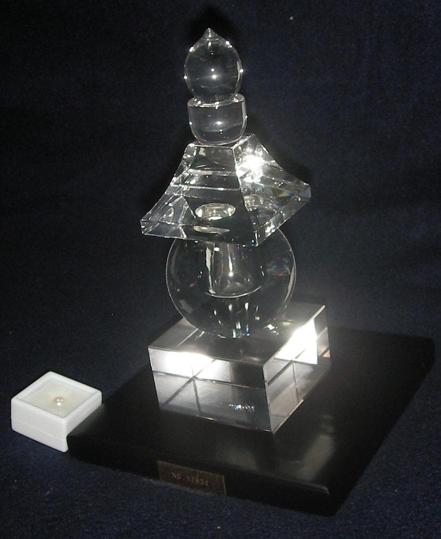 五輪塔　天然水晶　美術工芸品　伝統工芸品　証明書付き　風水　山梨県水晶美術彫刻