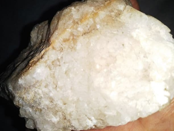 水晶、翡翠、蛇石、どれも原石です。