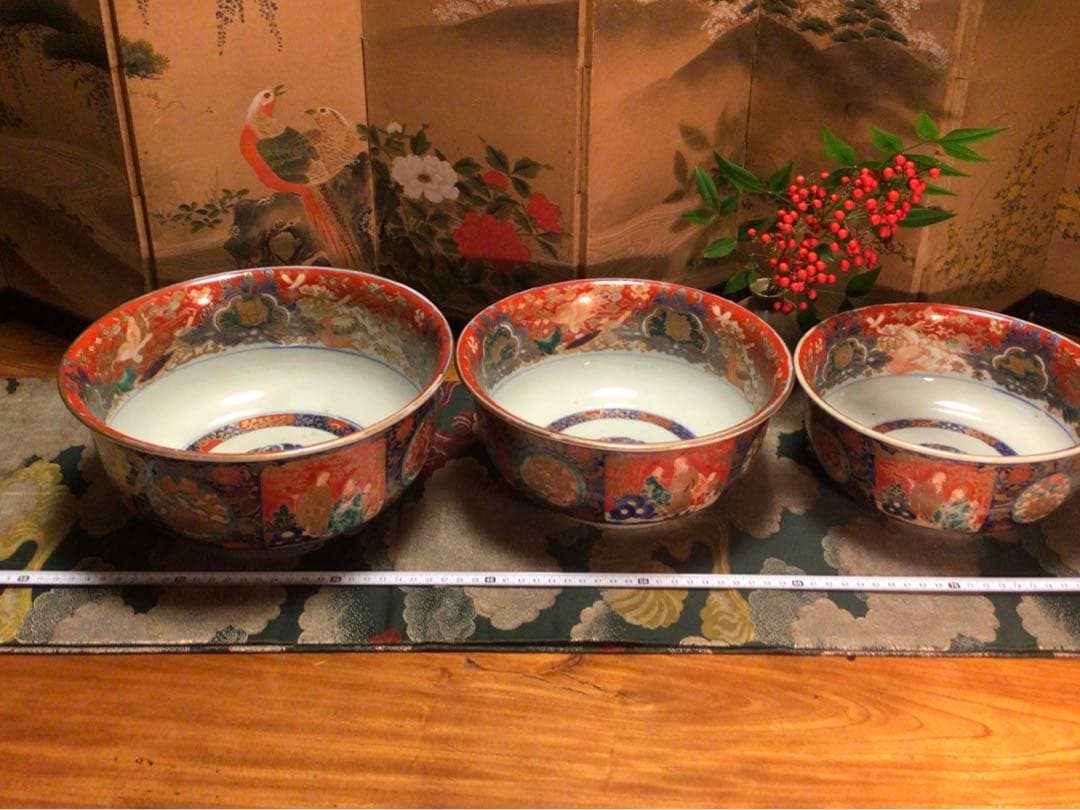 A897 大聖寺伊万里　波兎　竹林賢人　宝尽紋様　赤絵三鉢　『大明萬暦年製』