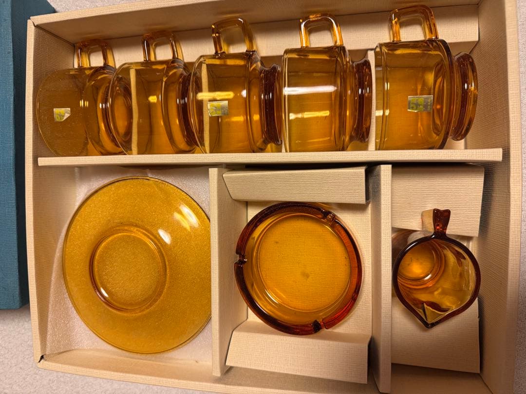 昭和レトロ ガラス食器セット アンバー色 （コップ・皿・灰皿・ミルクピッチャー）