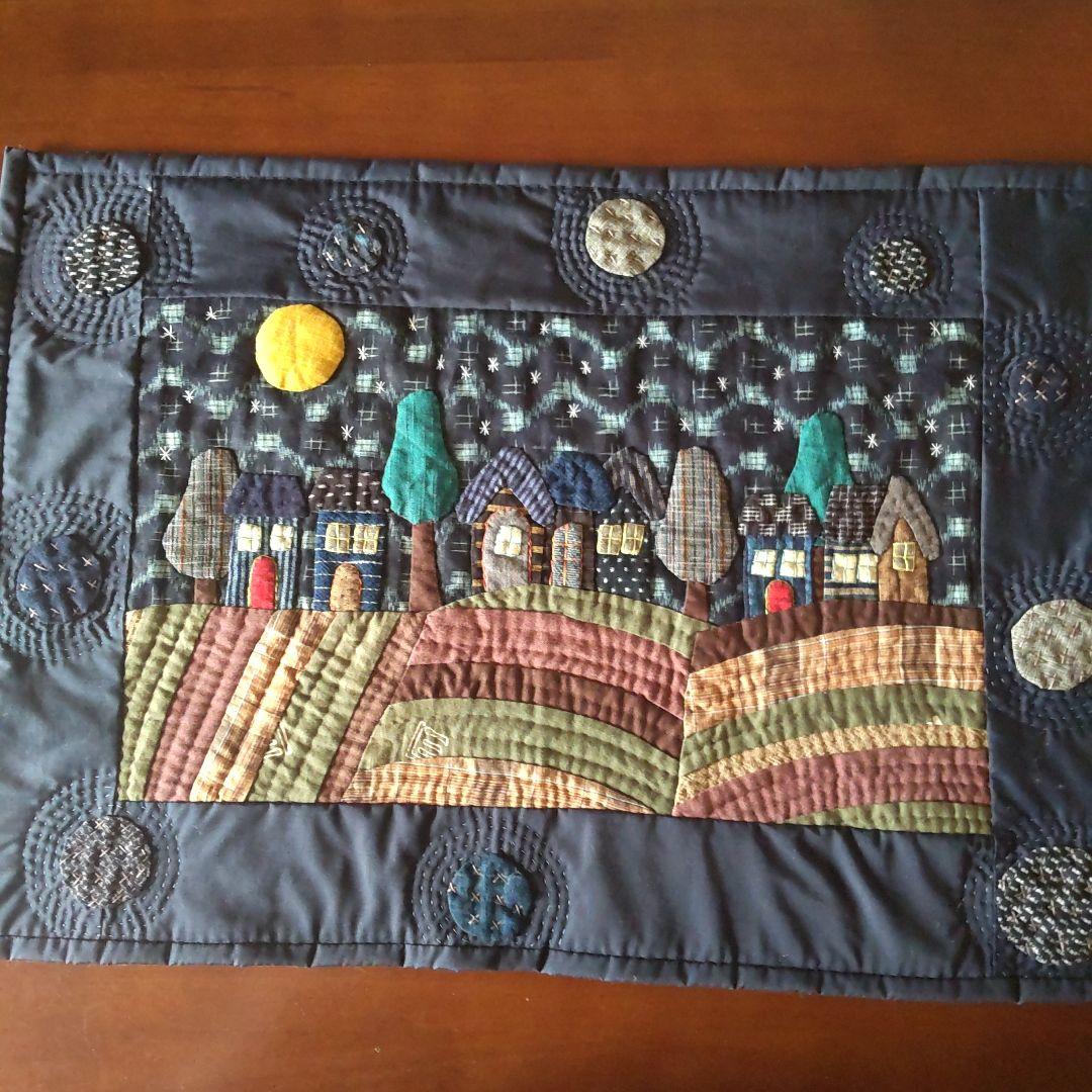 和の古布 夜の星空とハウスの町並みのタペストリー73×51㎝