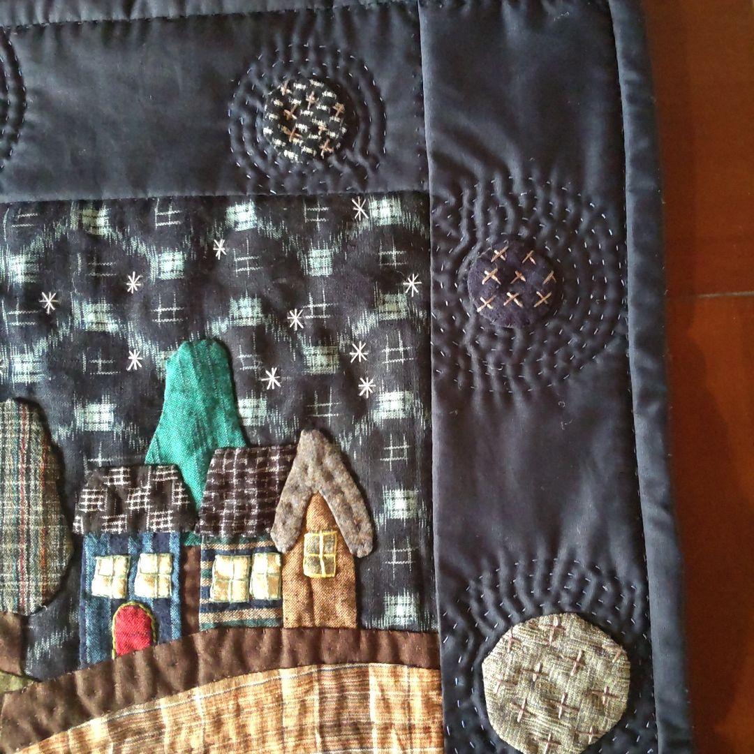 和の古布 夜の星空とハウスの町並みのタペストリー73×51㎝