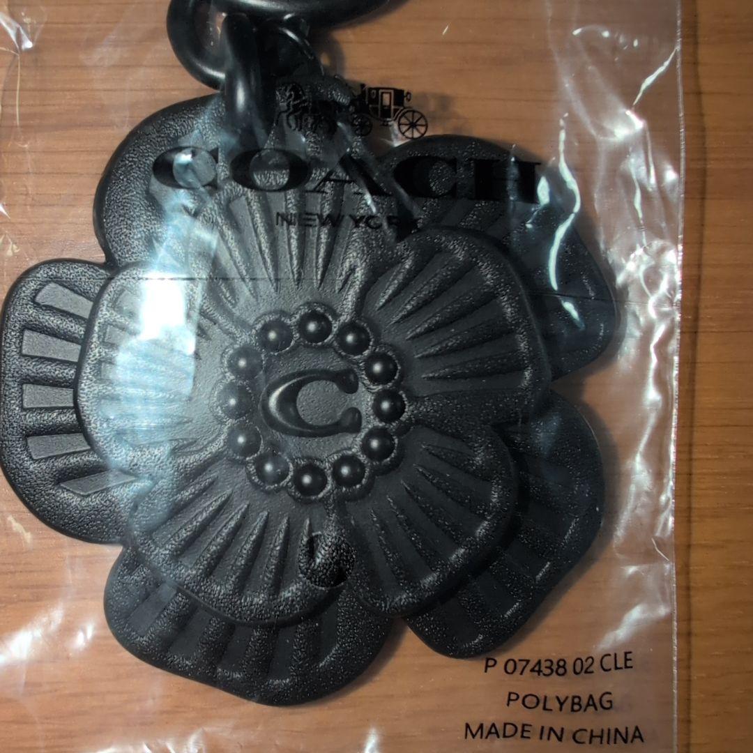 COACH ブラック 花型キーホルダー