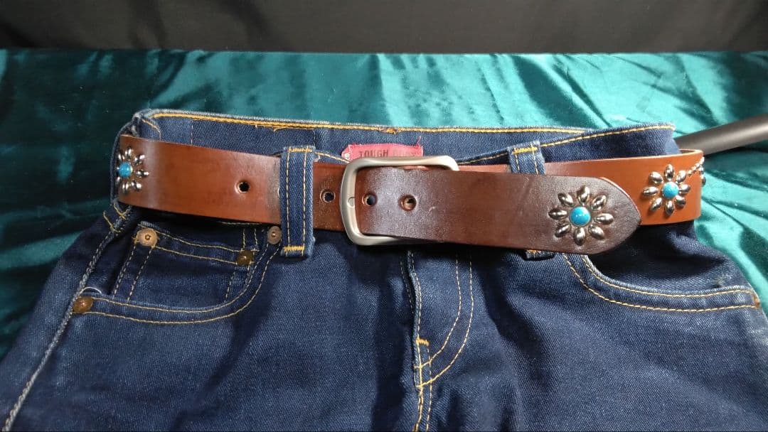 昭南ベンズレザーツタ＆フラワースタッズベルトチョコ　穴開け加工済み　即納可