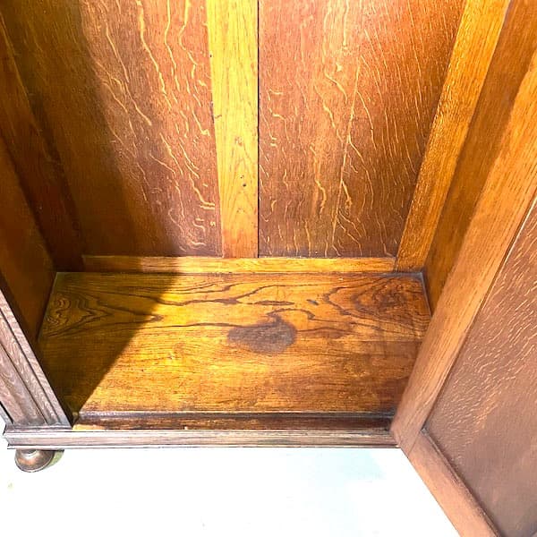 イギリスアンティーク　ワードローブ　洋タンス　クローゼット　ローレリーフ