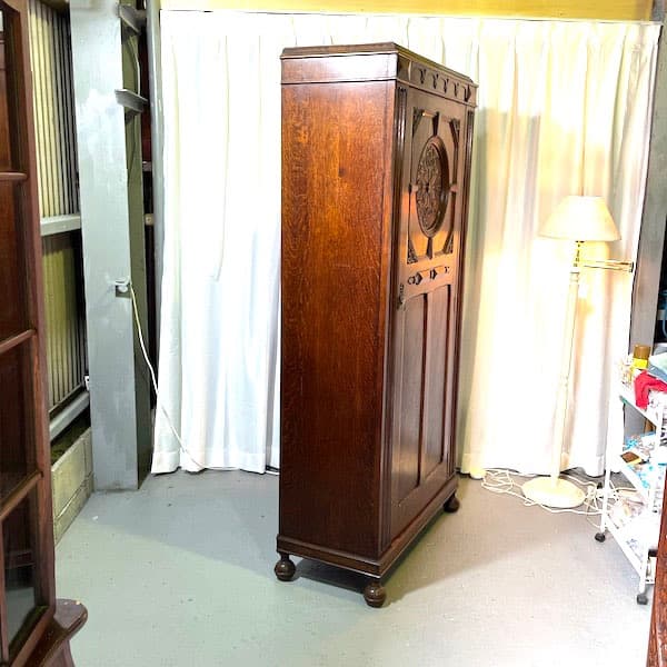 イギリスアンティーク　ワードローブ　洋タンス　クローゼット　ローレリーフ