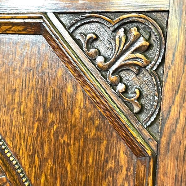 イギリスアンティーク　ワードローブ　洋タンス　クローゼット　ローレリーフ