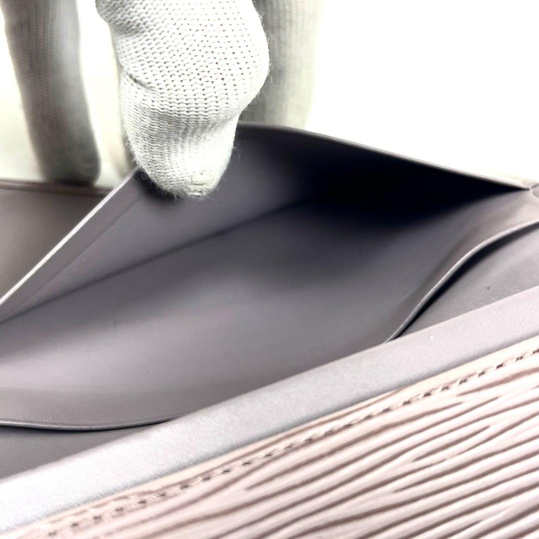 ルイヴィトン　折り財布　エピ　ポルトモネビエトレゾール　Ｌ字ファスナー　レザー