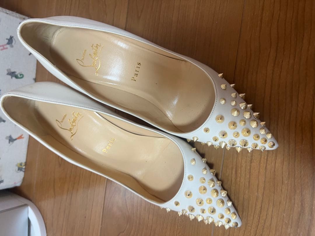 Christian Louboutin ホワイトスタッズハイヒール値下げした