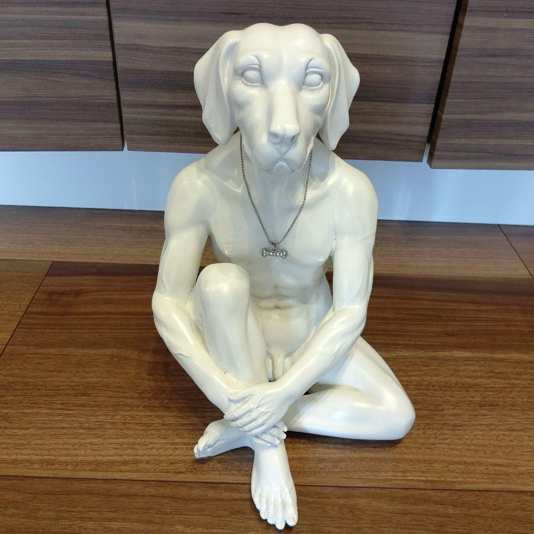 犬の頭部を持つ樹脂製彫刻