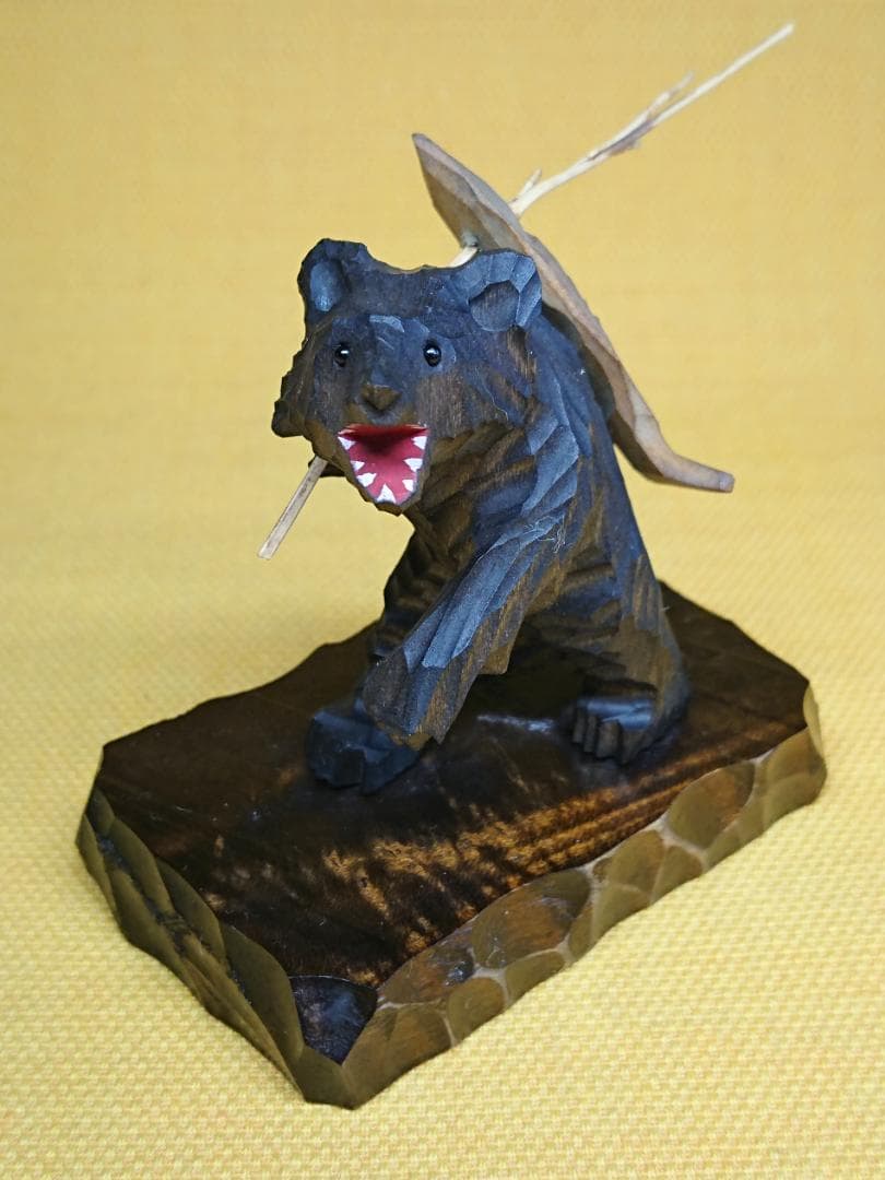 クマ　熊　鮭背負い　木彫　オブジェ　置物　インテリア　工芸品　美術品　A3305