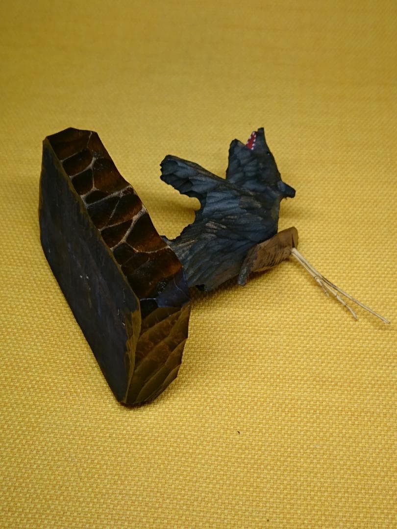 クマ　熊　鮭背負い　木彫　オブジェ　置物　インテリア　工芸品　美術品　A3305