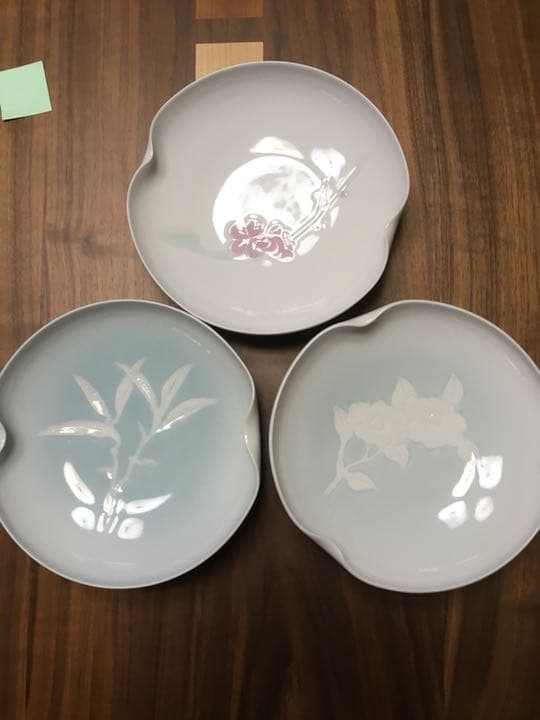 有田焼 俊右衛門の青白磁竹、梅、椿