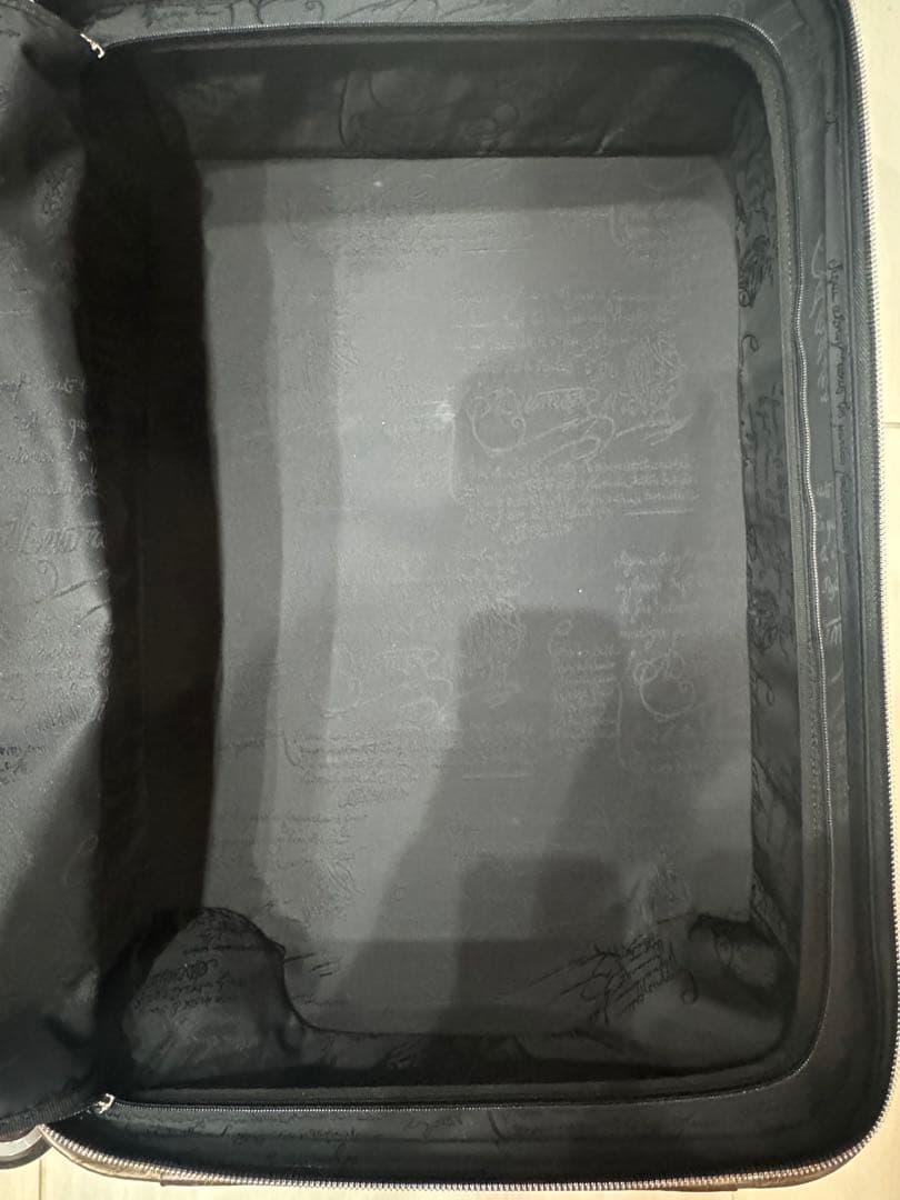 美品！ベルルッティ フルカリグラフィ 全面 シルバーパティーヌ スーツケース