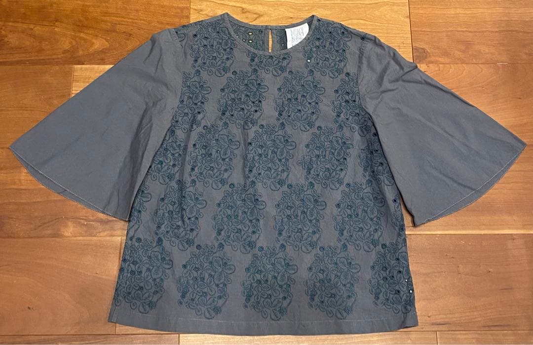 MINÄ PERHOSEN 刺繍入りグレー半袖トップス