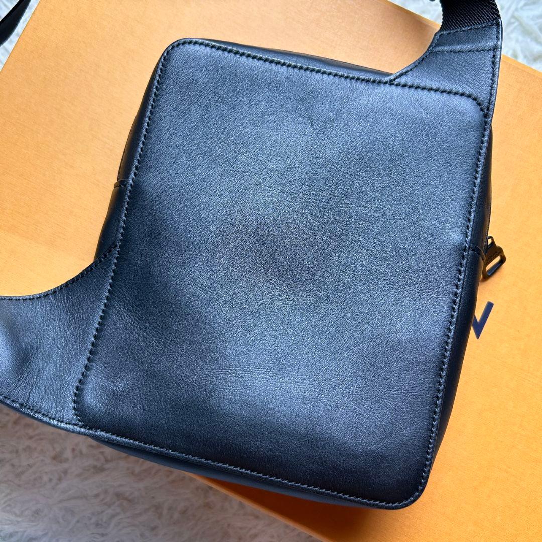 【極希少】LOUIS VUITTON アシンメトリカル 本革 ボディバッグ 黒