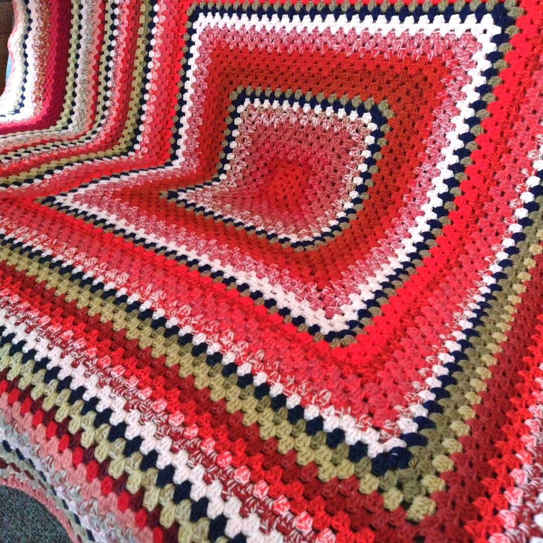 ハンドメイドかぎ針編みグラニースクエアマルチカバー ブランケット レッド系