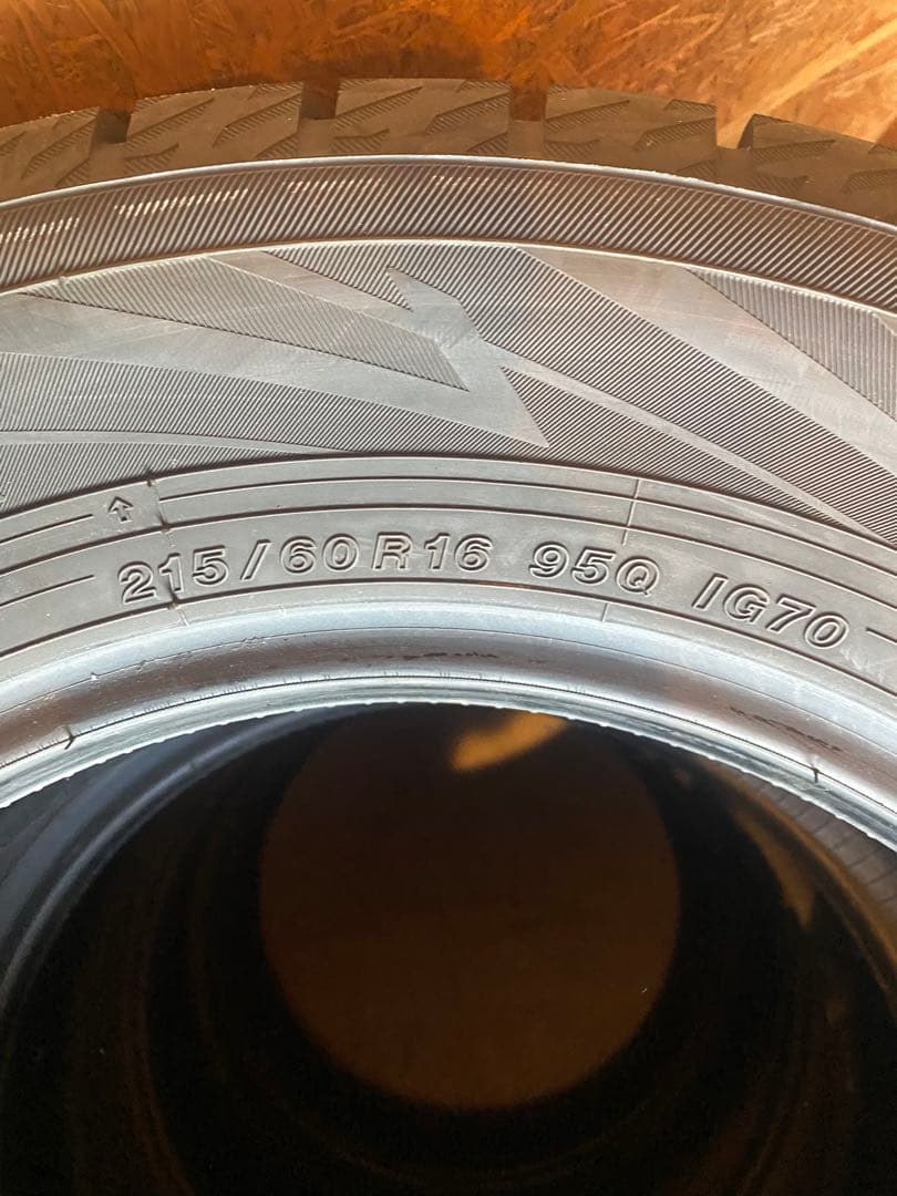 22年製 バリ溝iceGUARD IG70 215/60R16 スタッドレス
