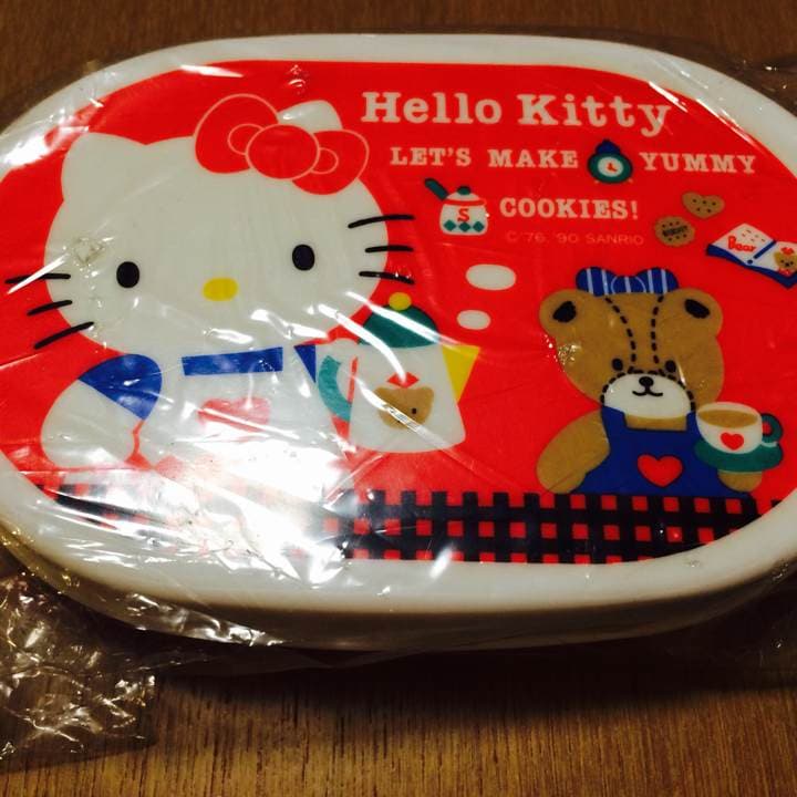 サンリオレトロ ハローキティお弁当箱 新品未使用未開封 袋に傷み有り