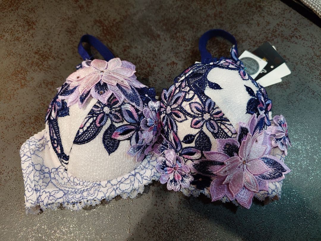 サルート✨️レア✨️Ｅ６５ブラ、ソング、ガーター3点✨️6