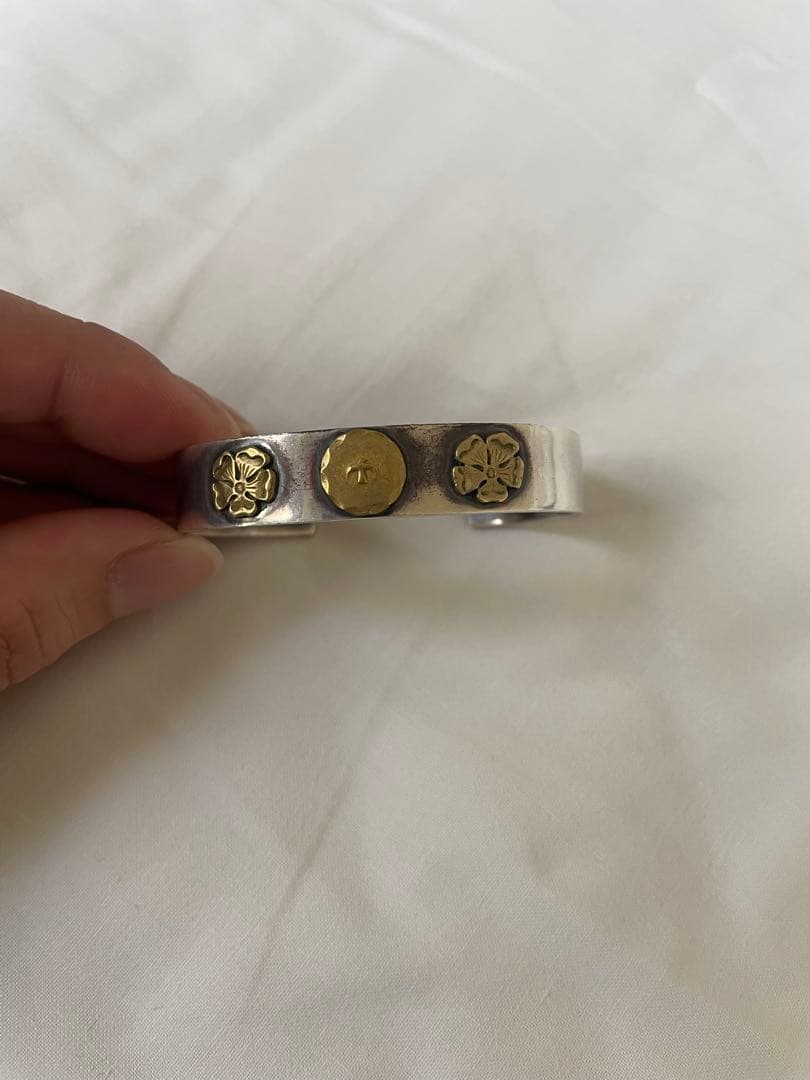 ダブルローズ付き平打ちバングル　サイズM