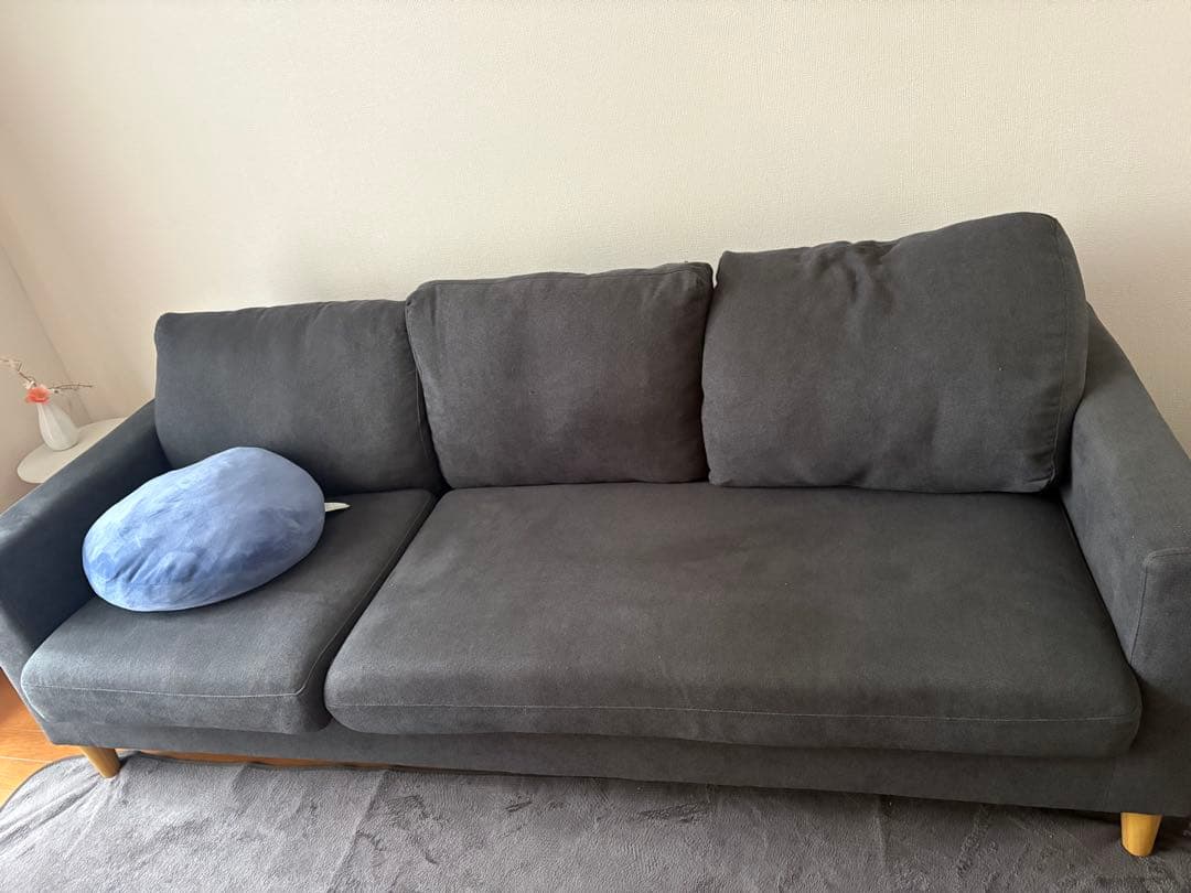 グレーのファブリック製2人掛けソファ