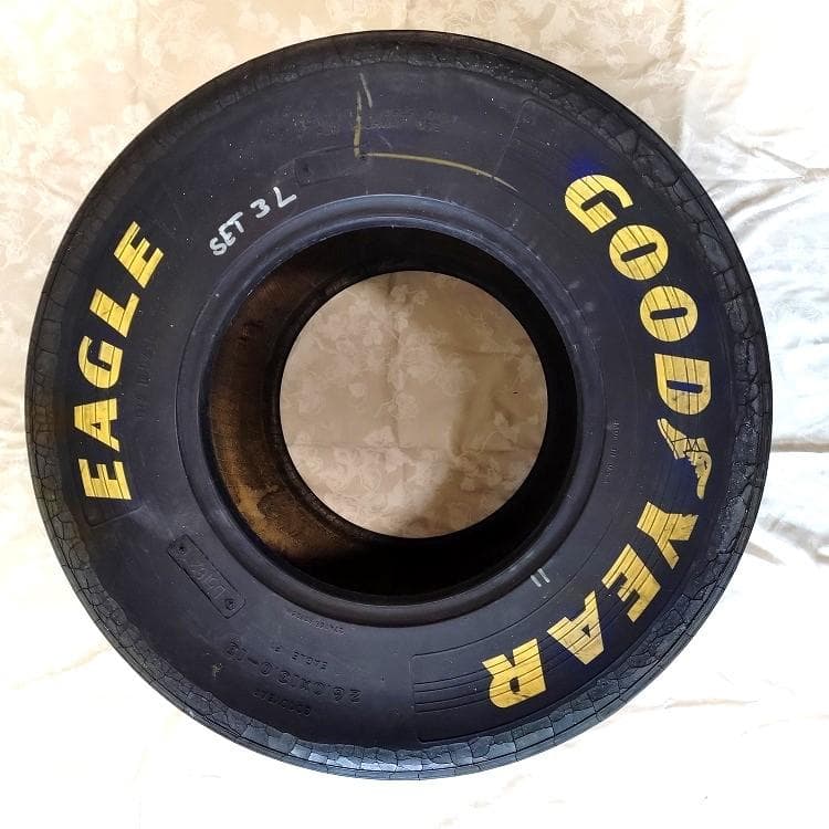 Ｆ１使用タイヤ　GOODYEAR EAGLE F1　テーブル　置物　希少品