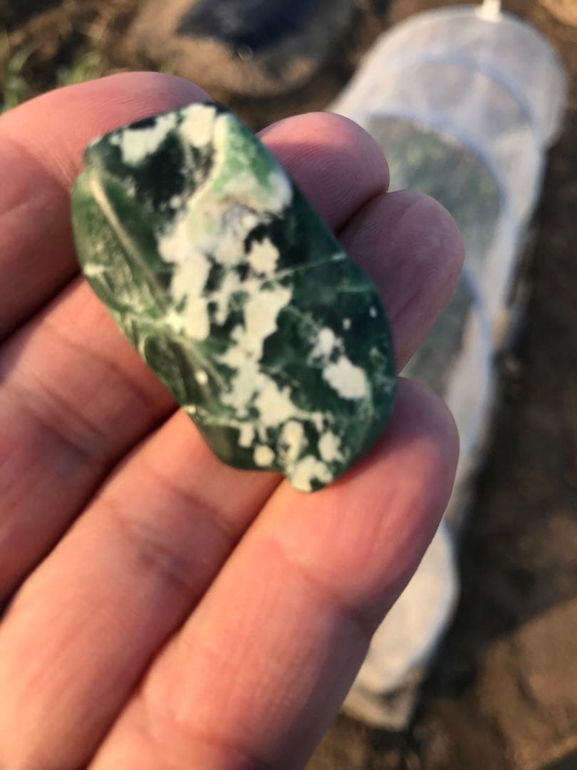 糸魚川翡翠　原石　ヒスイ